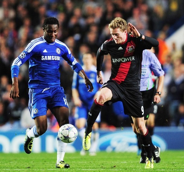 Gambar Foto John Obi Mikel (kiri) berebut bola dengan Andre Scheurrle