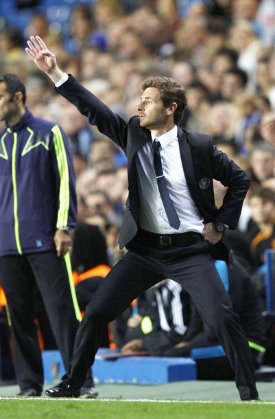 Gambar Foto Pelatih Chelsea, Andre Villas-Boas, memberikan instruksi