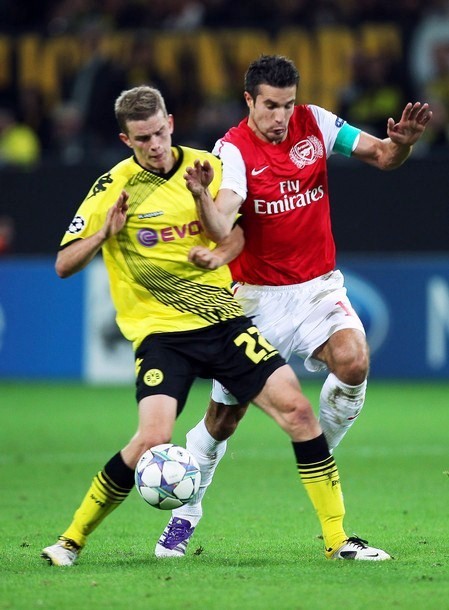Gambar Foto Kapten Arsenal, Robie van Persie, (kanan) dihalangi oleh Sven Bender