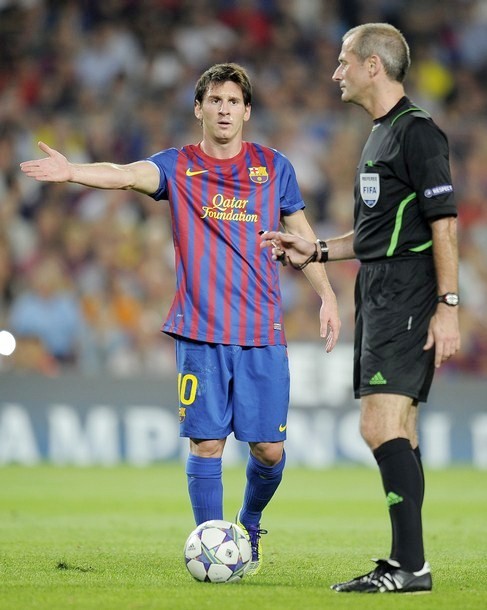 Gambar Foto Lionel Messi dari Barcelona berargumen dengan wasit di sela-sela pertandingan melawan AC Milan