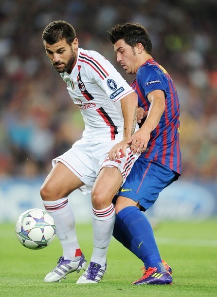 Gambar Foto David Villa (kanan) berusaha merebut bola dari pemain AC Milan, Antonio Nocerino