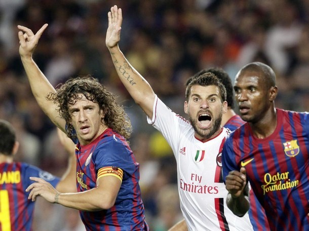 Gambar Foto Bek Barcelona, Carles Puyol (kiri) dan pemain AC Milan, Antonio Nocerino, memberikan tanda