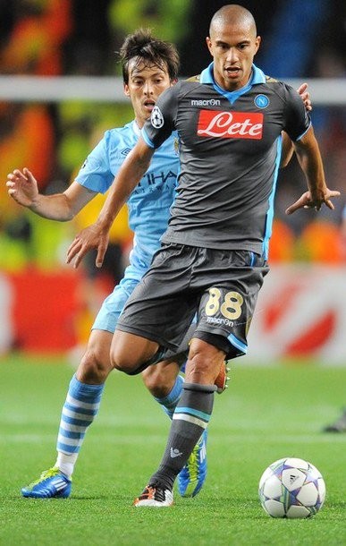 Gambar Foto Gelandang Napoli, Gokhan Inler (depan), menggiring bola dibayangi David Silva