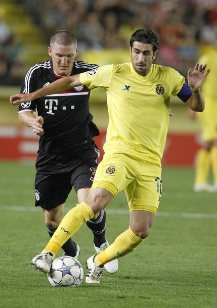 Gambar Foto Pemain Villareal, Cani (kanan) membawa bola dibayangi pemain Bayern Munich, Bastian Schweinsteiger