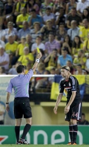 Gambar Foto Wasit Cyneyt Cakir memberikan kartu kuning kepada pemain Bayern Anatoliy Tymoschuk