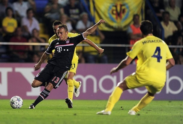 Gambar Foto Pemain Bayern, Rafinha, melesakkan tendangan yang berbuah gol ke gawang Villareal
