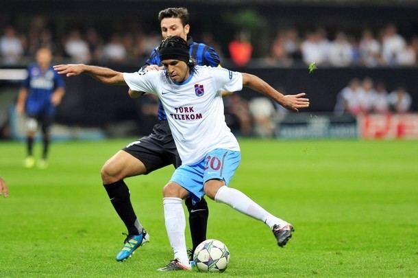Gambar Foto Gelandang Trabzonspor, Gustavo Colman (putih), berebut bola dengan Javier Zanetti dari Inter Milan