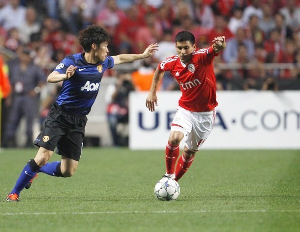 Gambar Foto Pemain Benfica, Maxi Pereira (kanan), berebut bola dengan Park Ji-Sung dari Manchester United