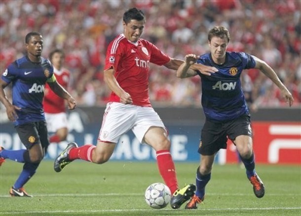 Gambar Foto Penyerang Benfica, Oscar Cardozo (tengah), bersiap melepas tendangan