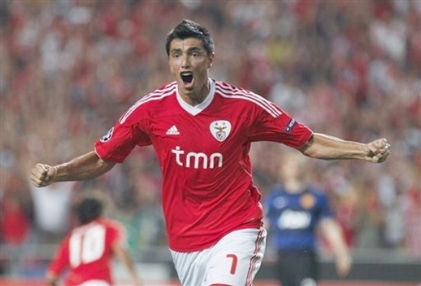Gambar Foto Oscar  Cardozo berteriak setelah membobol gawang Manchester United