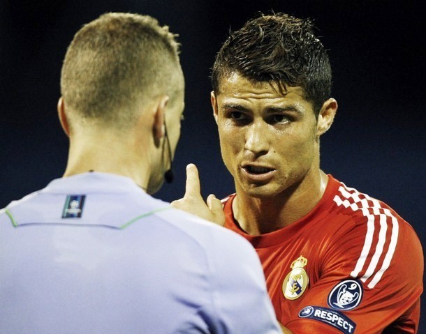 Gambar Foto Cristiano Ronaldo komplain kepada wasit Svein Oddvar Moen