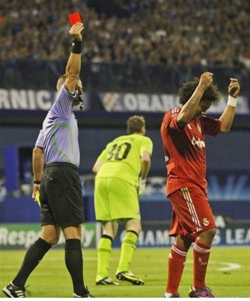 Gambar Foto Marcelo dari Real Madrid menerima kartu merah karena melakukan tekel keras