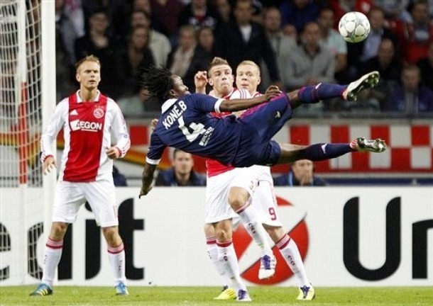 Gambar Foto Pemain Olympique Lyon, Bakary Kone, menendang bola ke gawang Ajax Amsterdam
