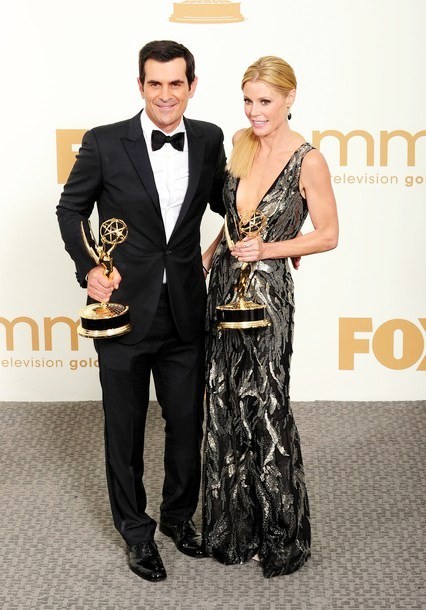 Gambar Foto Ty Burrell dan Julie Bowen usai penyerahan piala di Primetime Emmy Awards 2011
