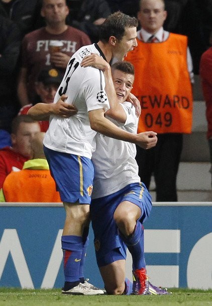 Gambar Foto Pemain Basel, Alexander Frei, merayakan gol bersama rekannya Granit Xhaka
