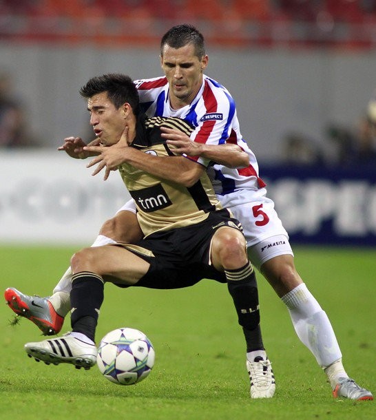Gambar Foto Zoran Ljubinkovic (kanan) dari Otelul Galati mencoba berebut bola dari Nicolas Gaitan (Benfica)