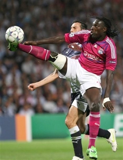 Gambar Foto Penyerang Lyon, Bafetimbi Gomis (kanan) berebut bola dengan bek Dinamo Zagreb, Antonio Vilar Tonel