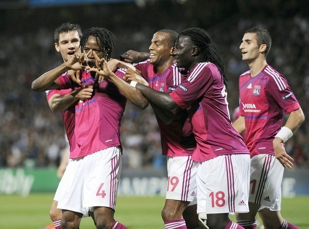 Gambar Foto Para pemain Lyon merayakan gol ke gawang Dimano Zagreb