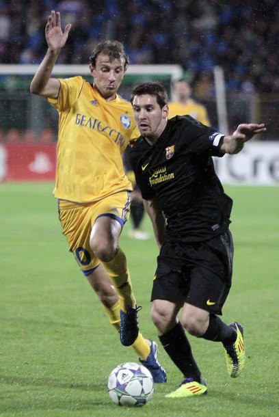 Gambar Foto Pemain BATE, Renan Bressan (kiri), mencoba merebut bola dari Lionel Messi