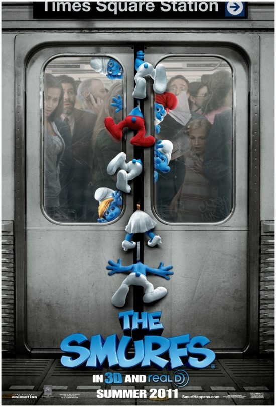 Gambar Foto Para Smurf terjebak di pintu kereta
