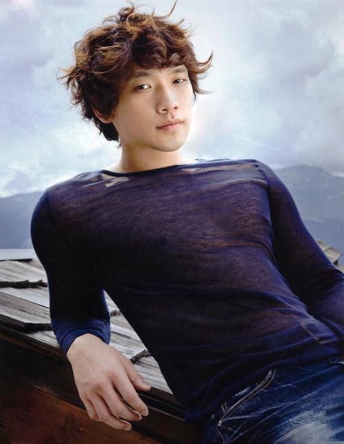 Gambar Foto Rain dengan gaya rambut pirang dan berombak