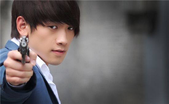 Gambar Foto Rain berperan sebagai Ji-woo dalam serial TV 'The Fugitive: Plan B'