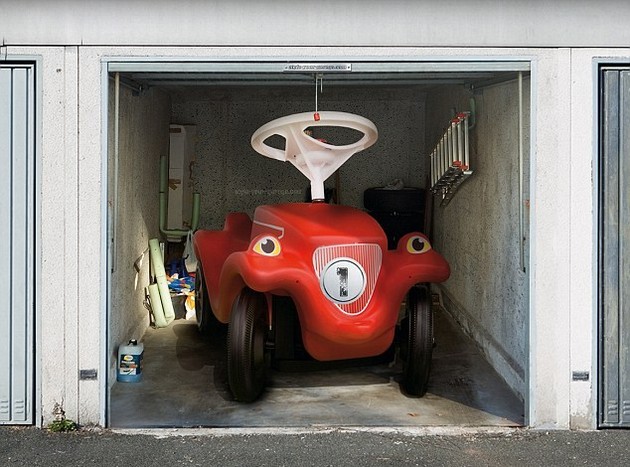 Gambar Foto Mobil mainan raksasa yang tampak nyata dalam garasi