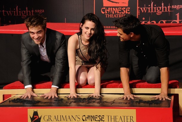 Gambar Foto Robert Pattinson, Kristen Stewart dan Taylor Lautner memulai prosesi pengabadian cap tangan