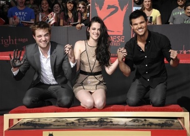 Gambar Foto Robert Pattinson, Kristen Stewart dan Taylor Lautner tersenyum bangga