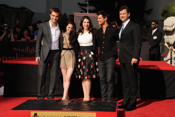 Gambar Foto Trio Bintang Utama 'Twilight' Bersama Novelis Stephenie Meyer dan Jimmy Kimmel