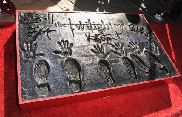 Gambar Foto Bukti Cap Kaki Robert Pattinson, Kristen Stewart dan Taylor Lautner