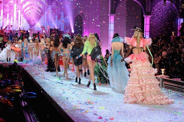 Gambar Foto Model Victoria's Secret di Victoria's Secret Fashion Show 2011