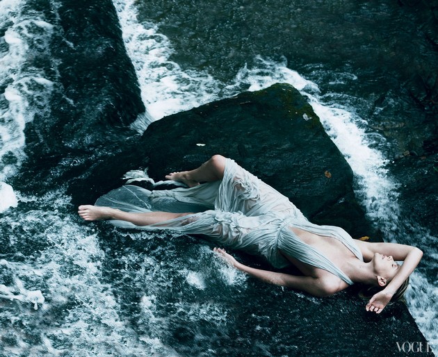 Gambar Foto Charlize Theron di Majalah Vogue Edisi Desember 2011