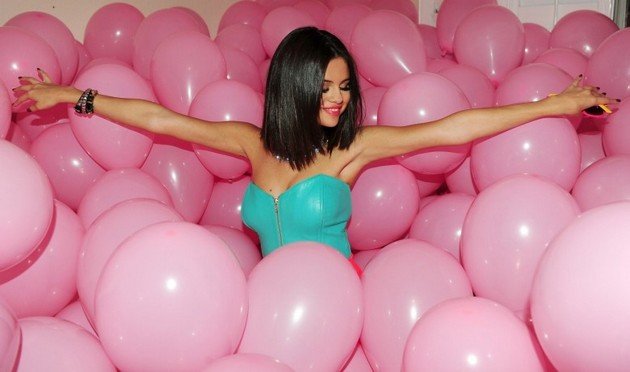 Gambar Foto Selena Gomez menari di tengah puluhan balon warna pink