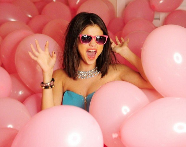 Gambar Foto Aksi Selena Gomez di depan kamera saat syuting