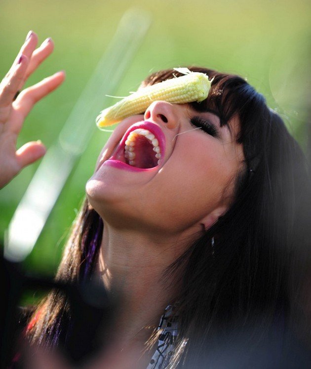 Gambar Foto Salah satu akting Selena Gomez di syuting video musik terbarunya