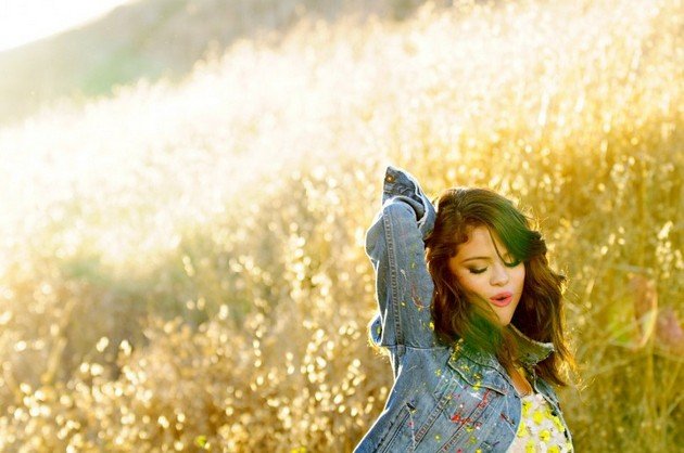 Gambar Foto Akting Selena Gomez banyak dipuji oleh kru di lokasi syuting