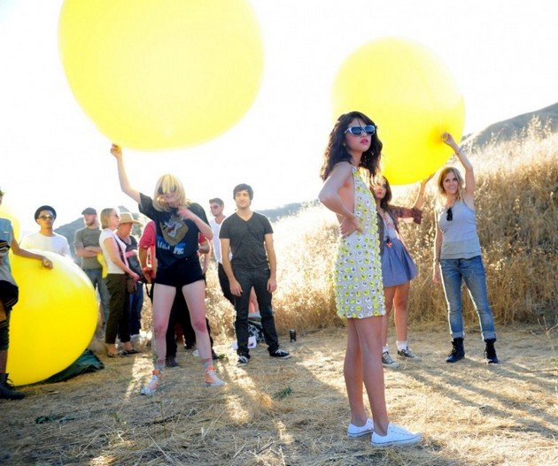Gambar Foto Selena Gomez tampil bersama beberapa remaja lainnya