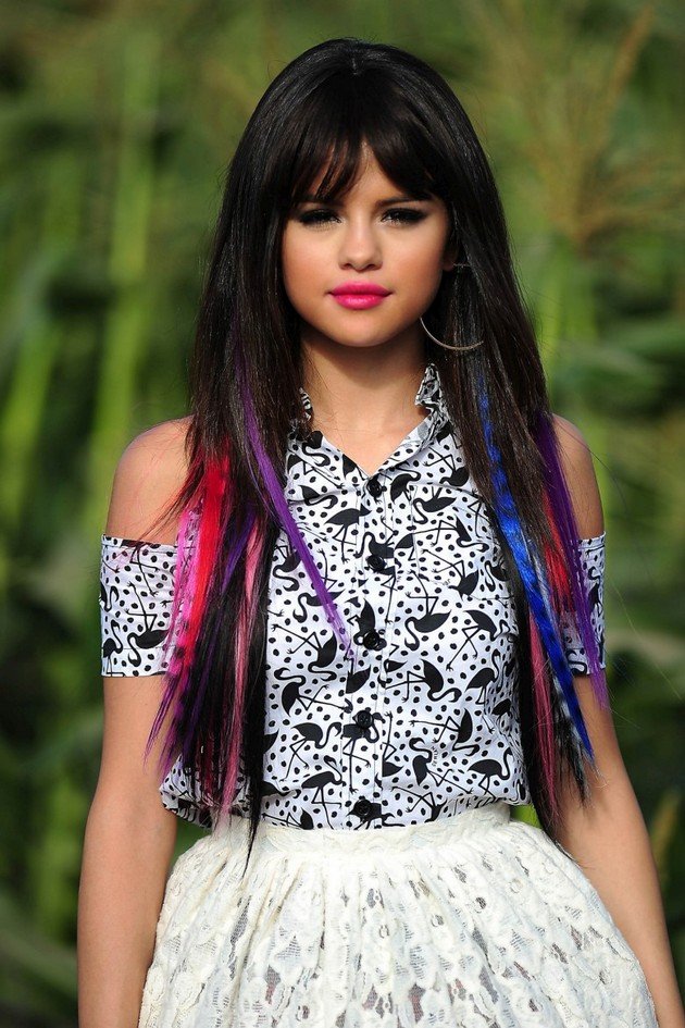 Gambar Foto Tampilan berbeda Selena Gomez di video musik  'Hit The Lights'