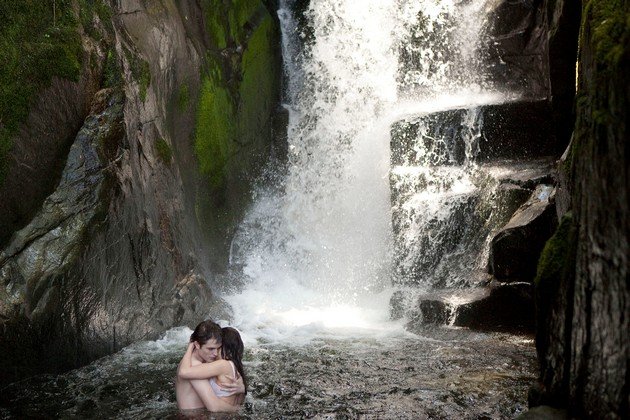 Gambar Foto Bella dan Edward berenang bersama di air terjun