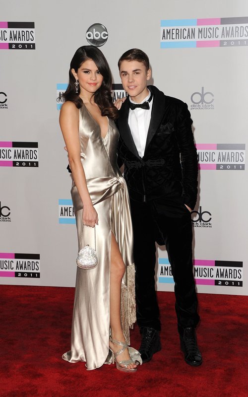 Gambar Foto Selena Gomez dan Justin Bieber di Red Carpet AMA 2011