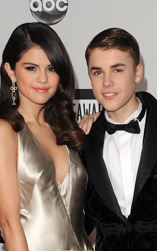 Gambar Foto Selena Gomez dan Justin Bieber di Red Carpet AMA 2011