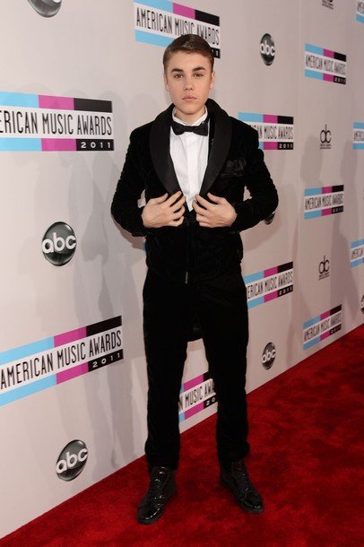 Gambar Foto Gaya Elegan Justin Bieber dengan tuksedo di Red Carpet AMA 2011