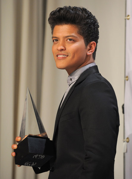 Foto Bruno Mars jadi penyanyi Pria Terbaik di kategori Pop. 