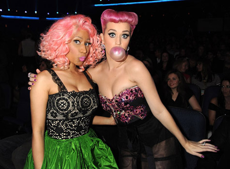 Gambar Foto Malam itu Nicki Minaj dan Katy Perry sama-sama pulang membawa piala kemenangan