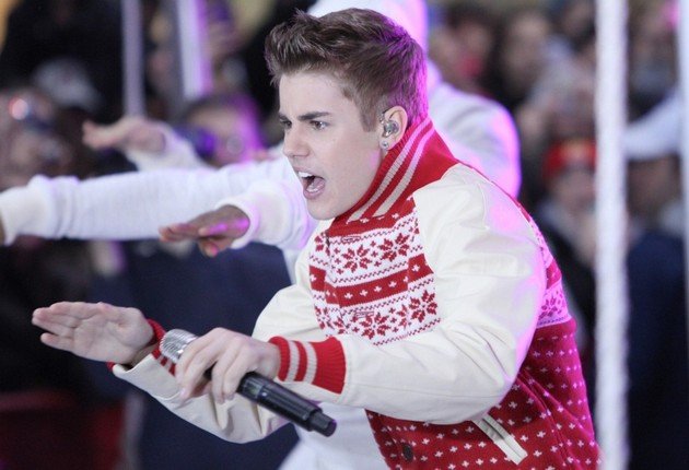 Gambar Foto Justin Bieber menyanyikan lagu Natal