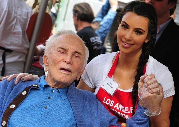 Gambar Foto Kim Kardashian membagikan makanan bagi tuna wisma