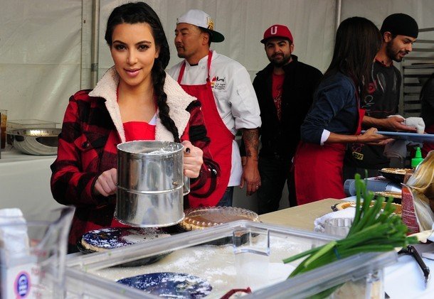 Gambar Foto Kim Kardashian dan Zoe Saldana melayani kaum tuna wisma