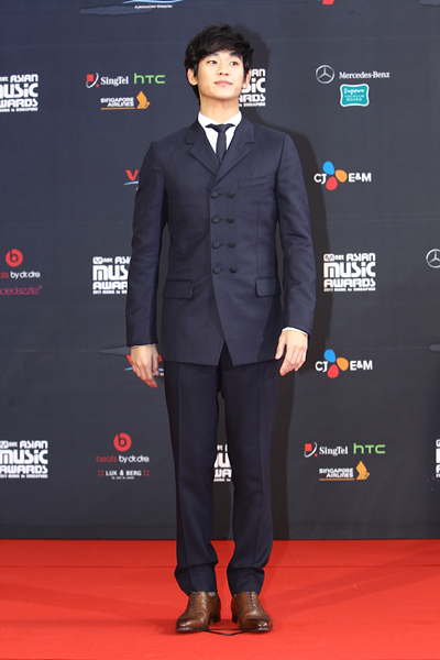 Gambar Foto Kim Soo Hyun di Red Carpet Mnet Asian Music Awards 2011