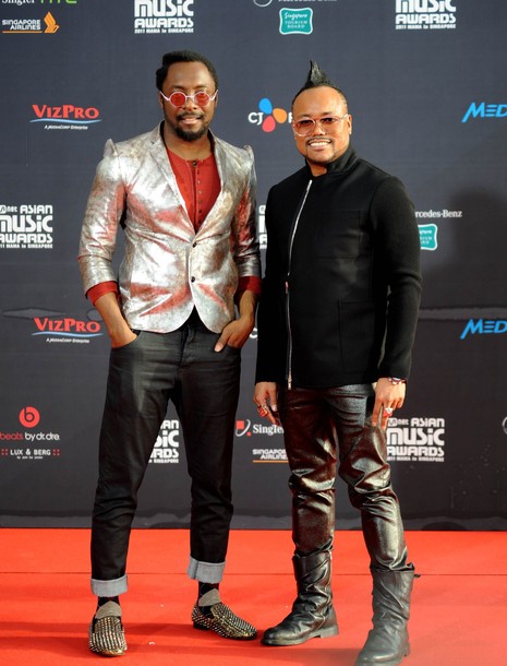 Gambar Foto will.i.am dan apl.de.ap (Black Eyed Peas) di Red Carpet  Mnet Asian Music Awards 2011
